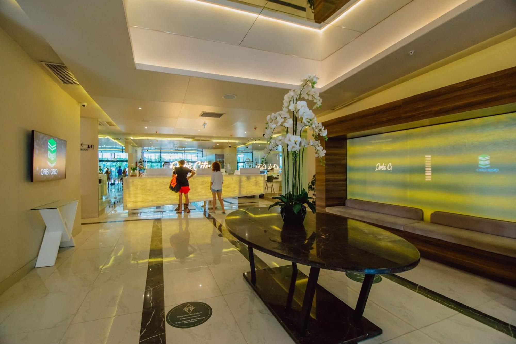 Orbi City Center Sea View Aparthotel Batumi Exterior foto